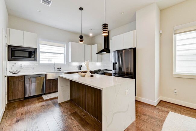 Building Photo - 5857 Dolores St