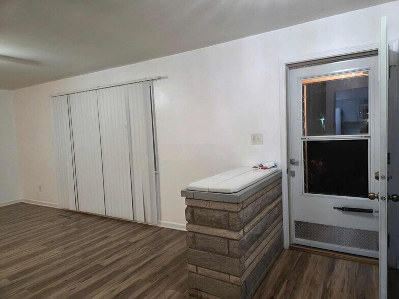 Building Photo - 4644 Broadhurst Dr