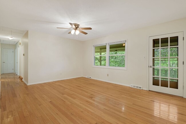 Building Photo - 3-Bedroom Home in North AVL with Studio an...