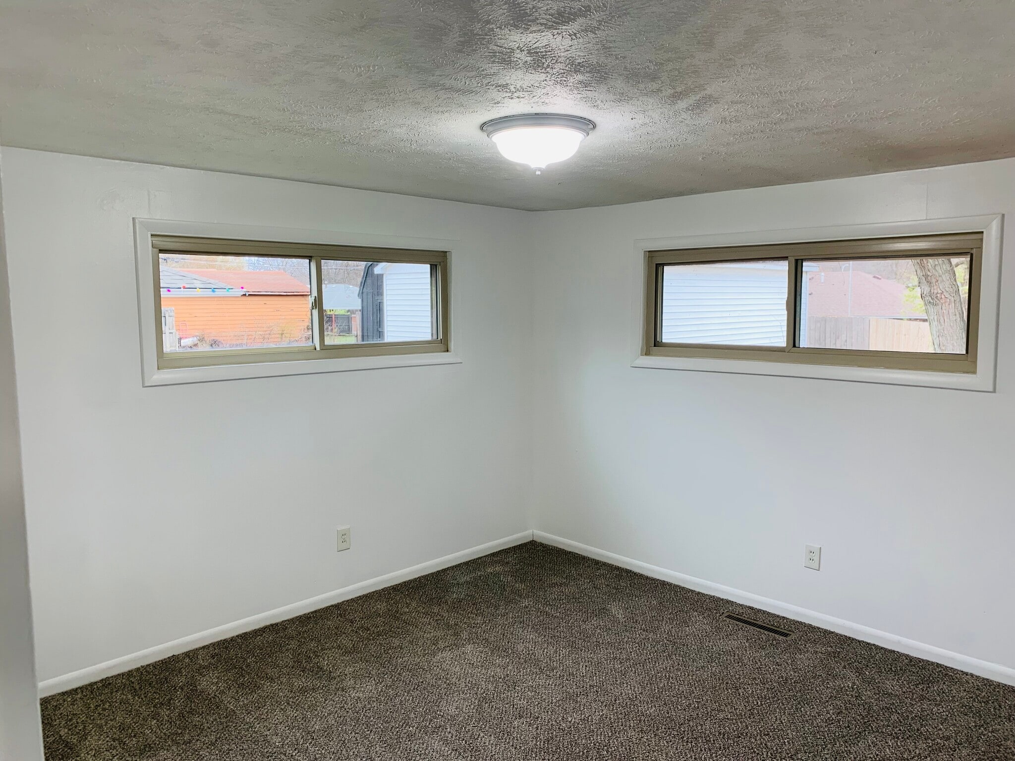 Overhead lighting - 4796 Lamme Rd