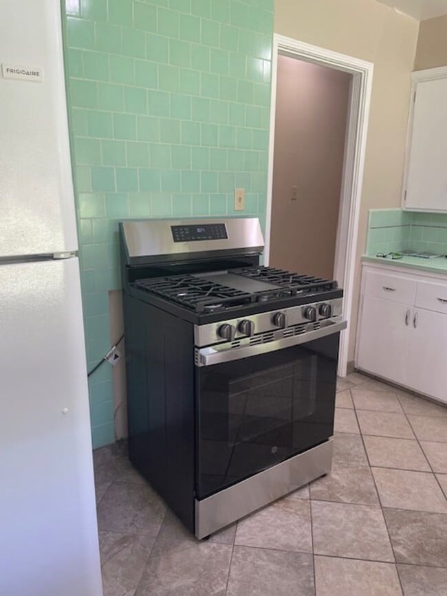 Building Photo - Charming 3 Bedroom Home on a Quiet Tree-Li...