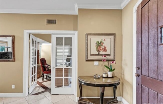 Building Photo - 9 Marisol