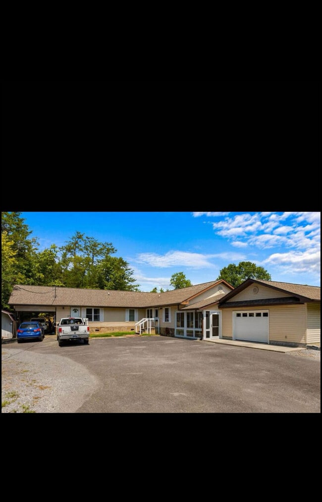 Primary Photo - 841 Sylvia Ln