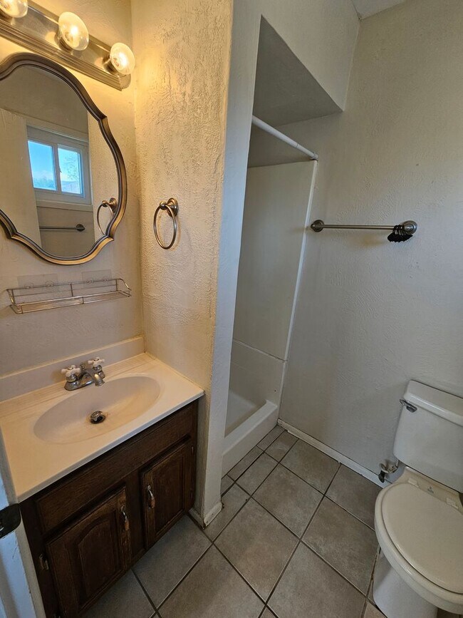 Building Photo - Beautifully maintained 3 bdrm/2 bath with ...