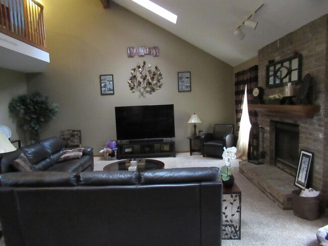 Building Photo - 9823 Valley Vista Pl