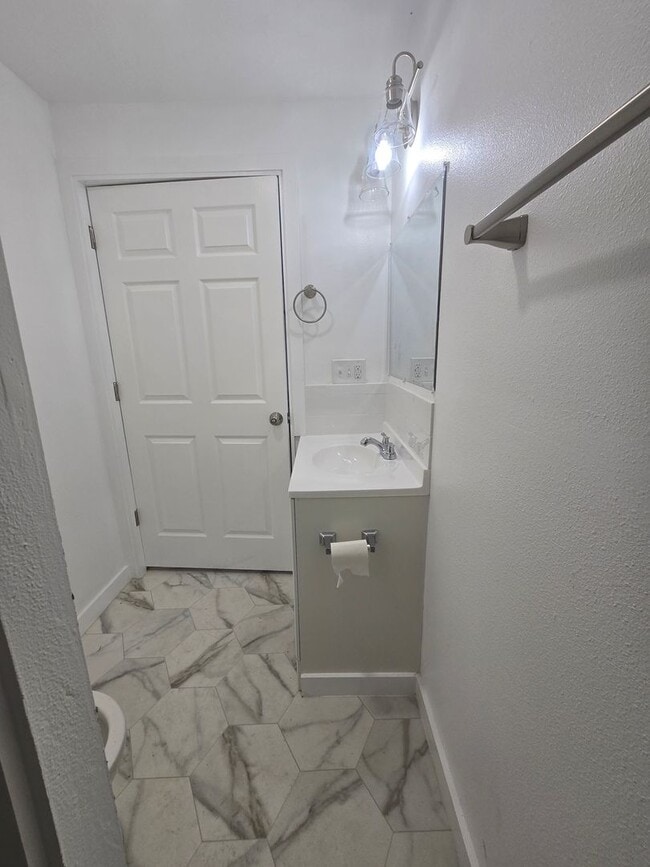 Building Photo - Beautiful 2Bedroom Home Available Now!