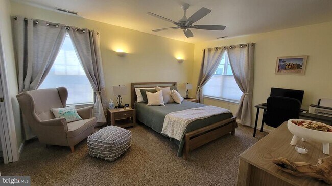 Building Photo - 3300 Sanibel Cir