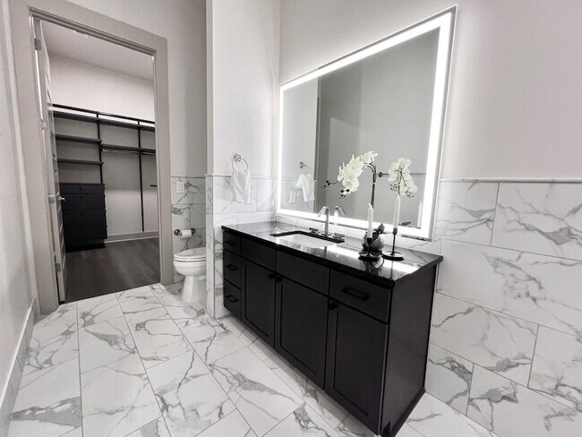 Building Photo - 3330 Oak Grove Ave