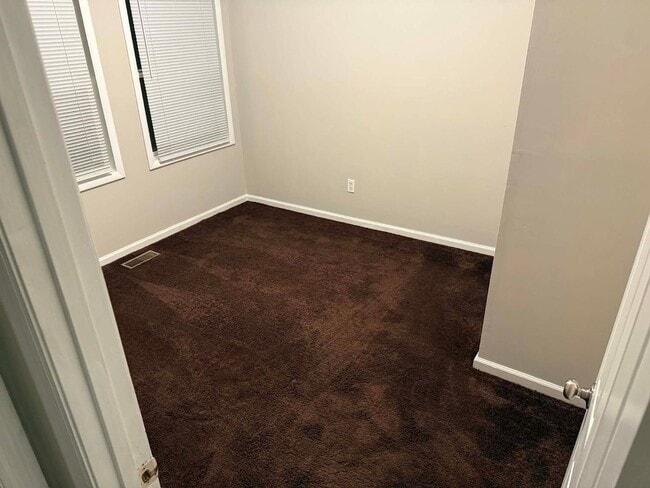 Building Photo - Oak Ridge 37830 - 2 bedroom 1 bath apartment - Contact Lisa Vineyard or Shannon Russell (865) 216...