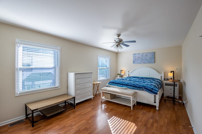 Building Photo - 331 E Fox Hill Dr