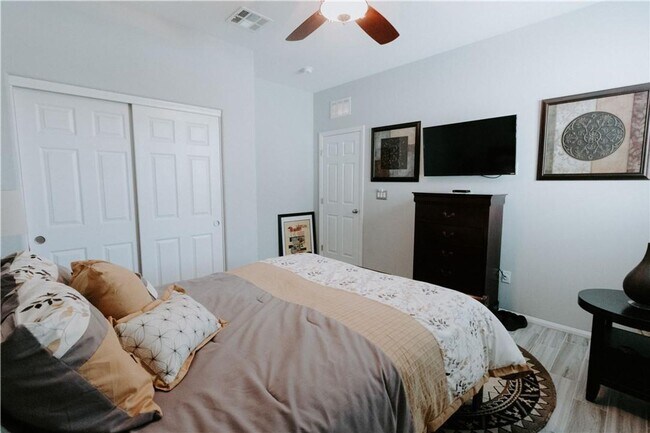 Building Photo - Single Story Home with Lush Backyard! Comi...