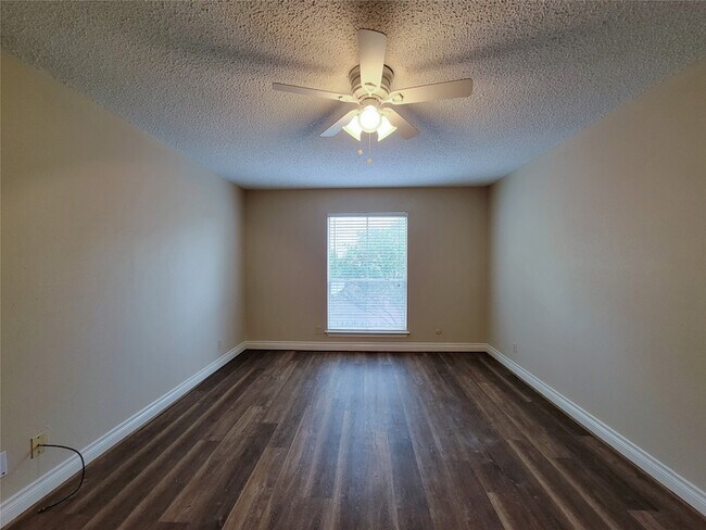 Building Photo - 700 Thicket Ln