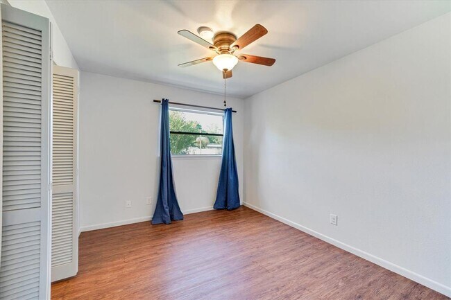 Building Photo - 1129 W San Antonio St