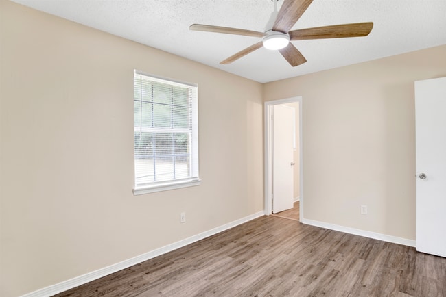 Building Photo - 4 Bed Home with Large Yard