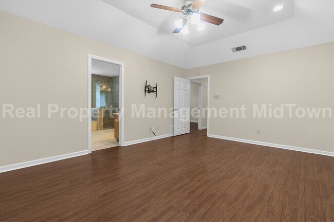 Building Photo - Charming Arlington Home with Spacious Livi...