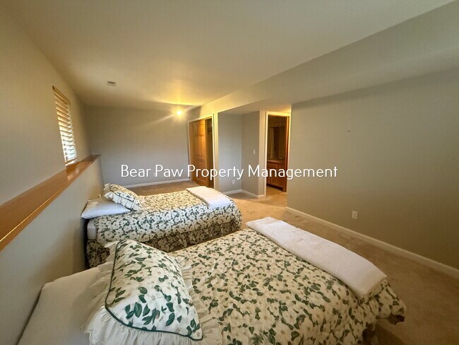 Building Photo - Charming 2-Bed Townhome in North Evergreen!