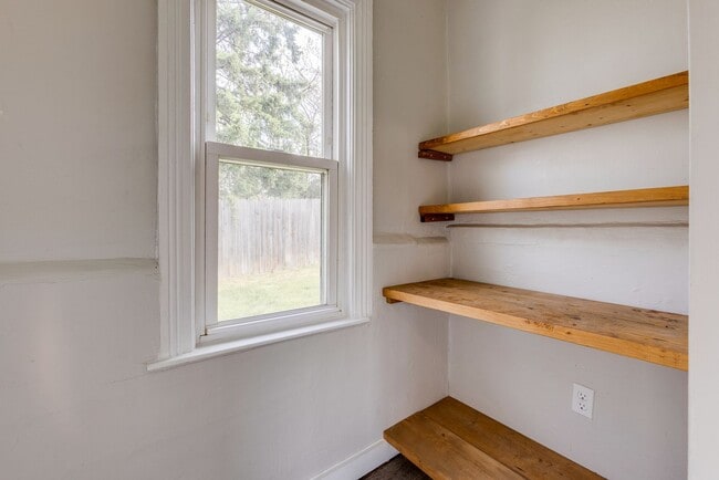 Building Photo - AVAILABLE JULY 2026 - Spacious 2 Bedroom Home w/ Fenced Yard & AC!