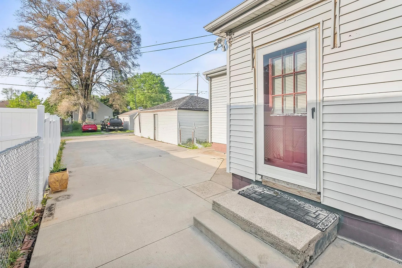 Building Photo - 1520 W 9th St