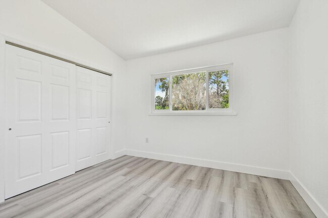 Building Photo - 695 Sunset Dr
