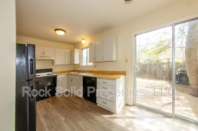 Building Photo - 4721 Hickory Pl