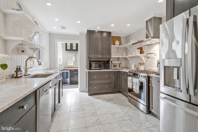 Building Photo - 611 G St SE