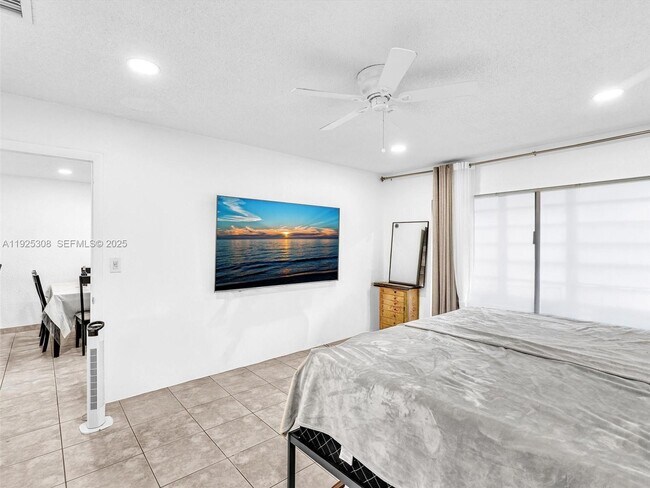 Building Photo - 5130 SW 40th Ave