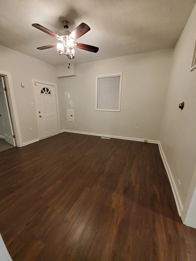 Building Photo - 525 Lilly Ave