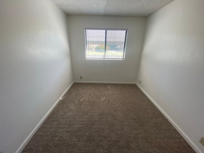 Building Photo - Remodeled 2 Bedroom Apartment - La Tierra Garden Apartements