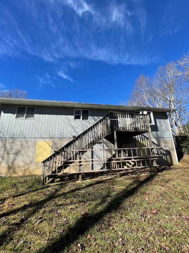 Building Photo - Private 3 Bed 2 Bath in Burnsville NC!!