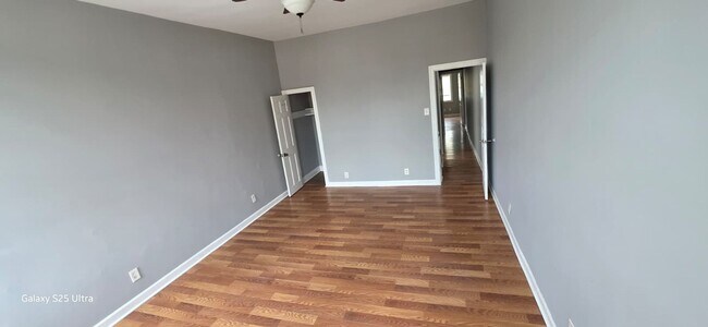 Building Photo - Three Bedroom One Bathroom Ready For ASAP Move In