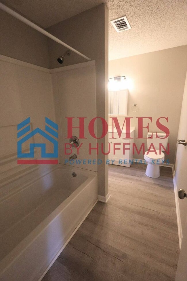 Building Photo - Three Bedroom House | Remodeled & Move in Ready | Deposit Special