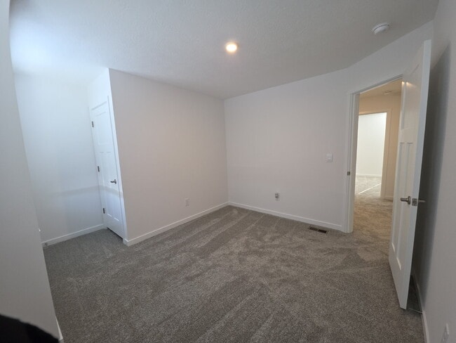 Building Photo - "Spacious 3-Bedroom Townhouse with 2.5 Baths in Columbus – 1856 Sq. Ft. of Comfort and Style!"