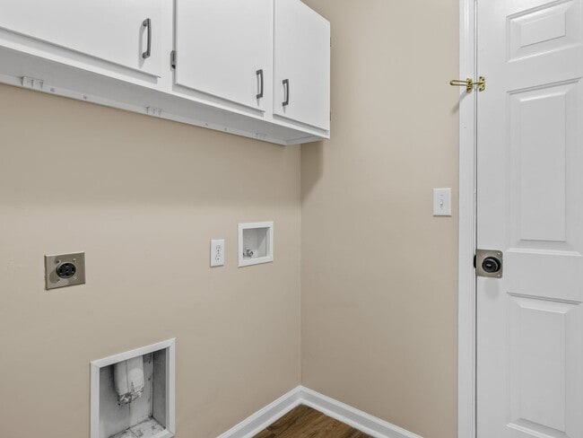 Building Photo - Beautiful 4 bedroom 2 bathroom house ready for you to call home!