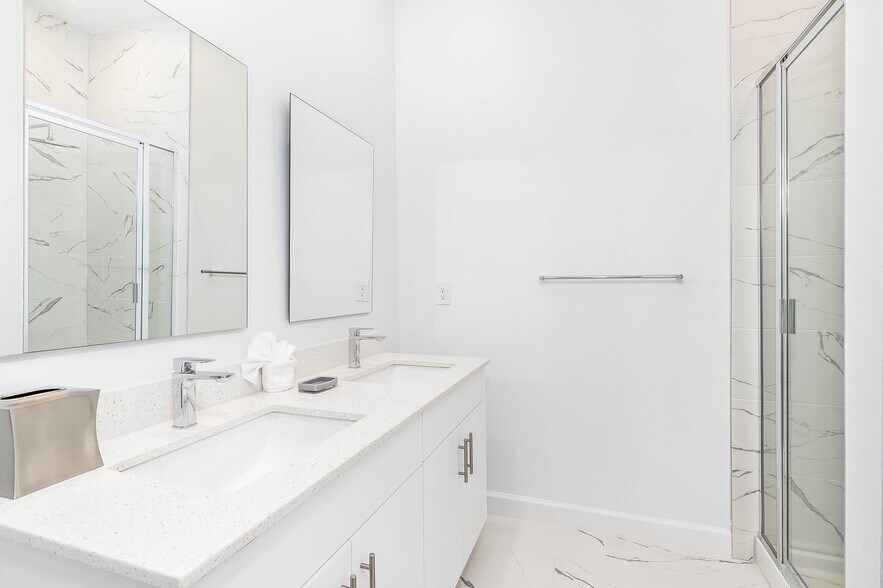 Building Photo - 395 Famagusta Dr