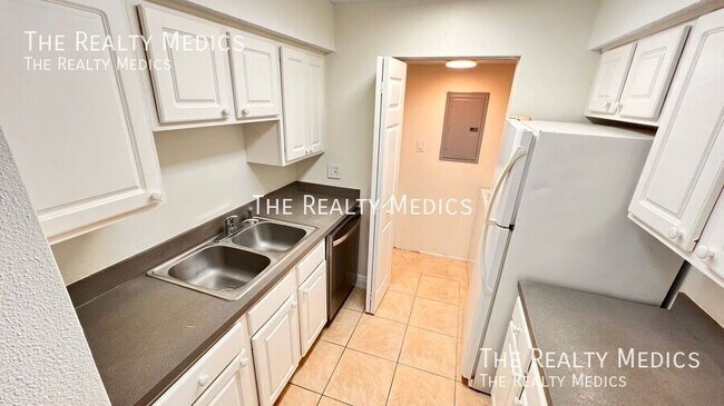 Building Photo - 3700 Idlebrook Cir