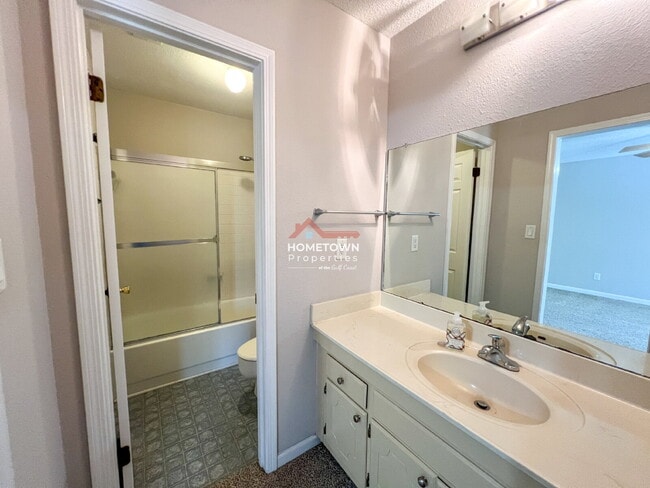 Building Photo - Location! 2-Bed Townhouse with 2.5 Baths i...