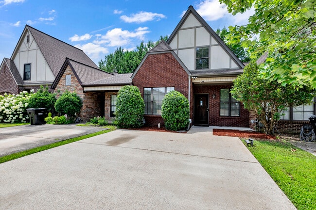 Primary Photo - 1017 Ashwood Dr