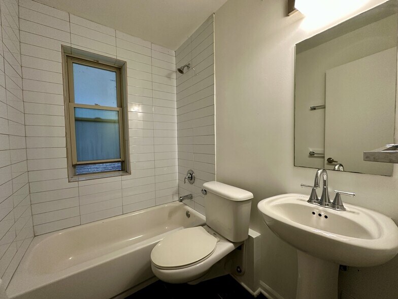 Building Photo - 925 W Carmen Ave