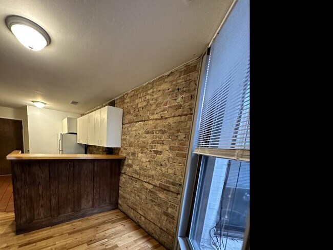 Building Photo - 2 bedroom in Chicago IL 60657