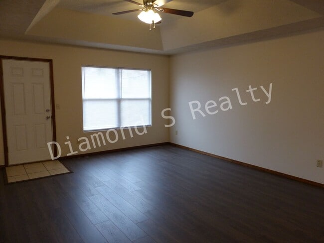 Building Photo - Spacious 2 Bedroom Duplex in Nixa!