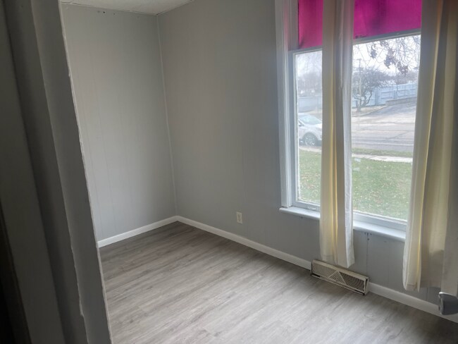 Building Photo - 901 W Beardsley Ave