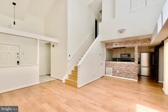 Building Photo - 3377 Lakeside View Dr