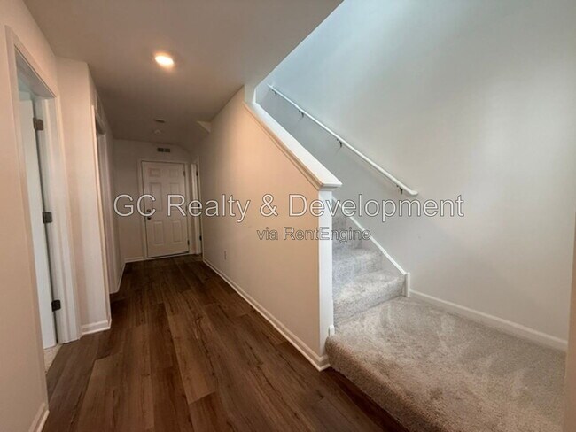 Building Photo - 249 Kingsport Dr