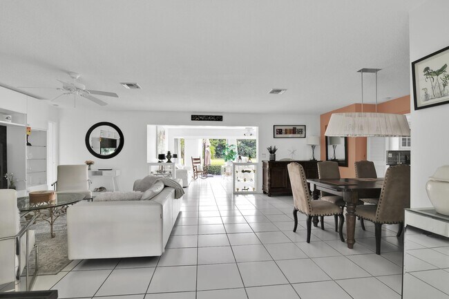 Building Photo - 450 French Royale Cir