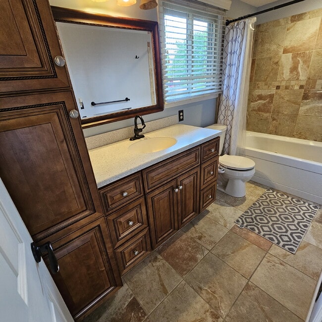 Building Photo - 3 Bedroom, 2 Bathroom Brick Ranch w/ Overs...