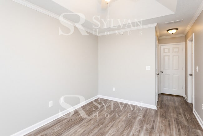 Building Photo - Spacious 5 bedroom home awaits you!