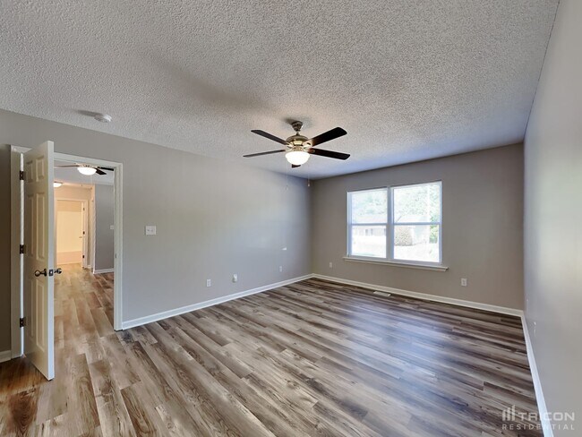 Building Photo - 2425 Saluda Dr