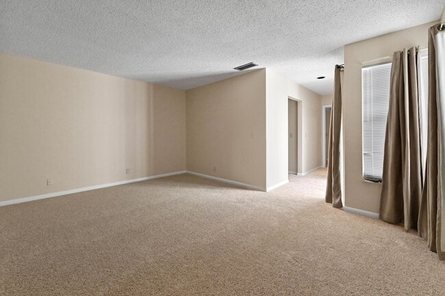 Building Photo - 1606 Shaker Cir