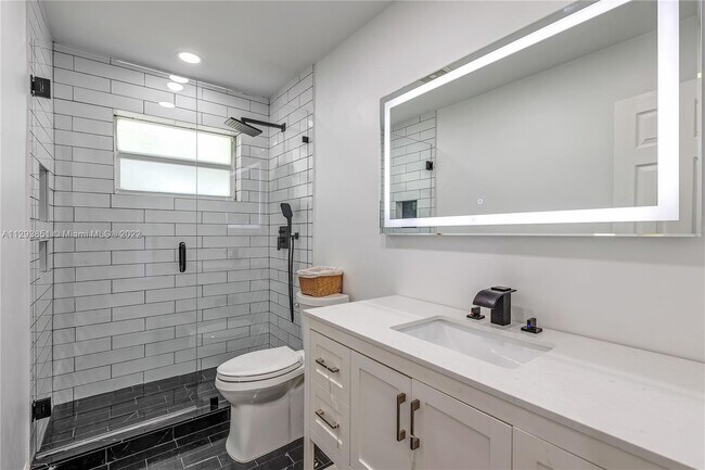 Building Photo - 921 SE 13th Ct