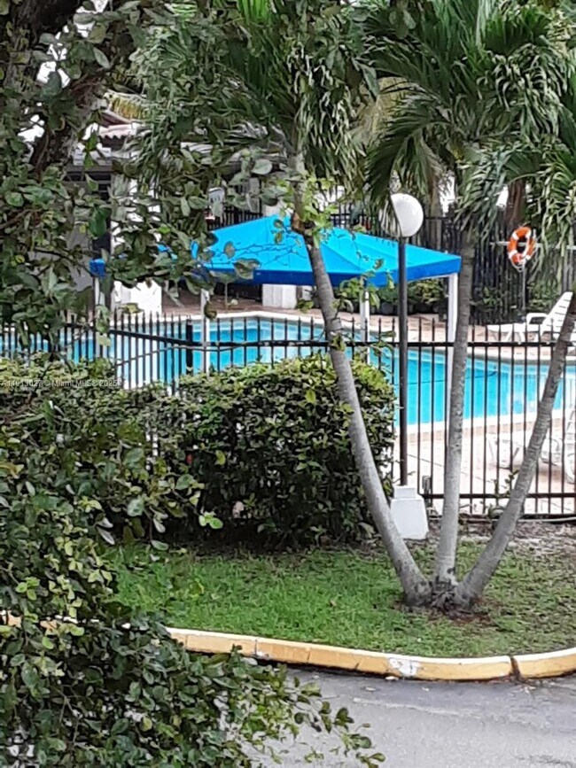 Building Photo - 9409 Fontainebleau Blvd